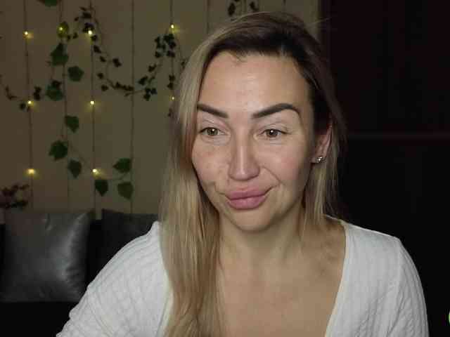 Jullyblondkiss webcam