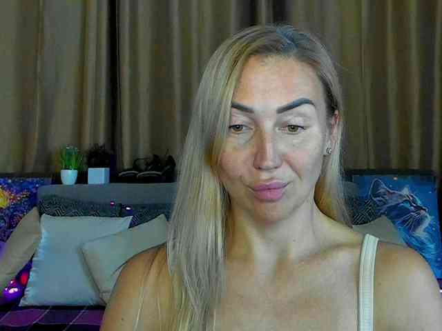 Jullyblondkiss webcam