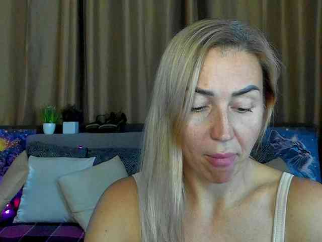 Jullyblondkiss webcam