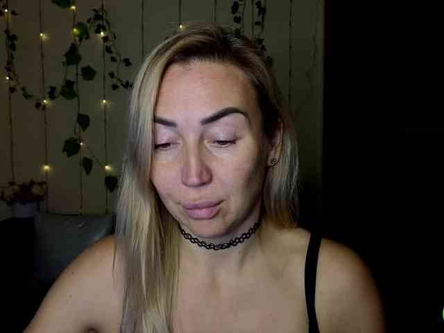 Jullyblondkiss webcam