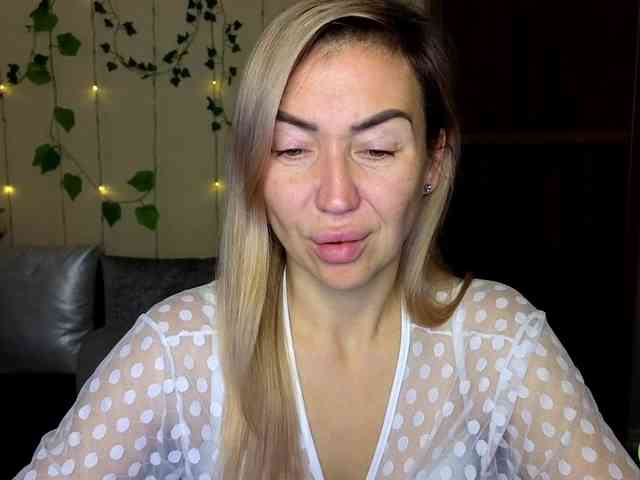 Jullyblondkiss webcam