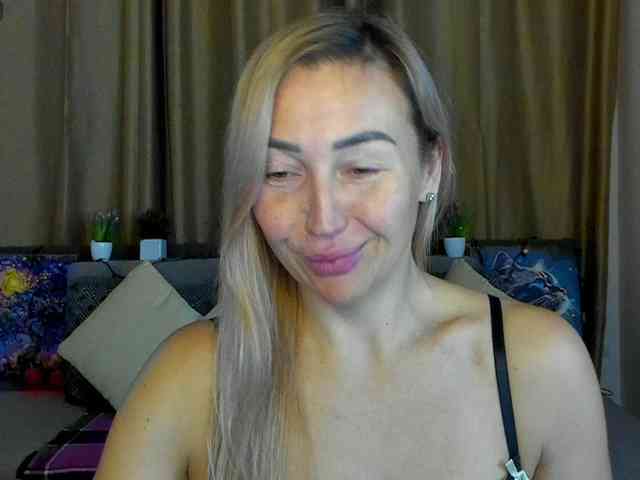 Jullyblondkiss webcam