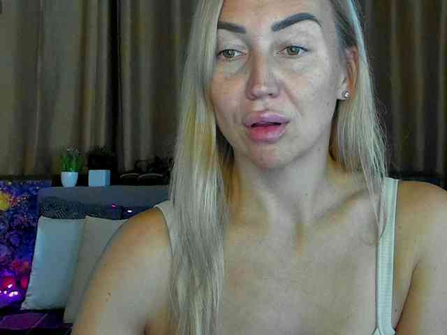 Jullyblondkiss webcam