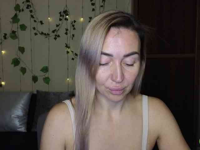 Jullyblondkiss webcam