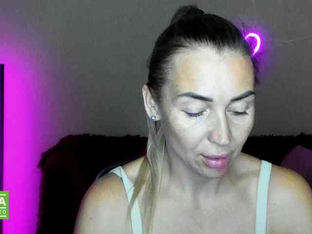 Jullyblondkiss webcam