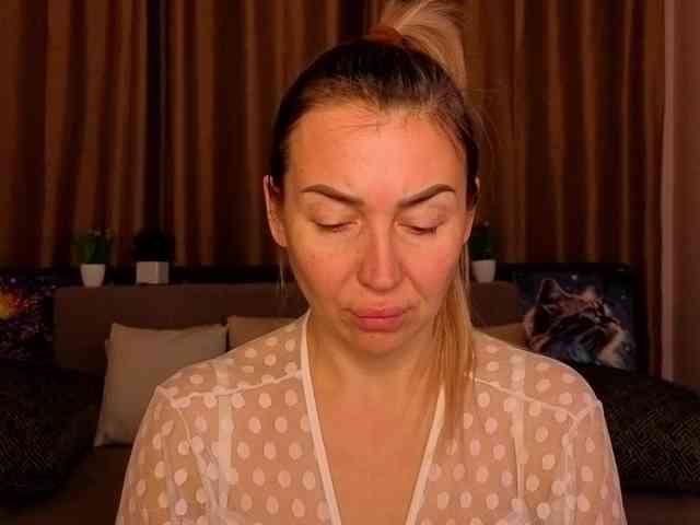 Jullyblondkiss webcam