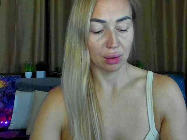 Jullyblondkiss webcam