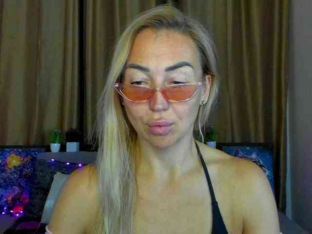Jullyblondkiss webcam