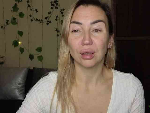 Jullyblondkiss webcam