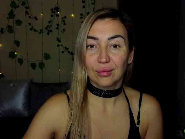 Jullyblondkiss webcam