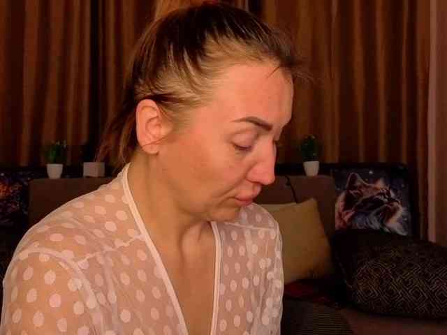 Jullyblondkiss webcam