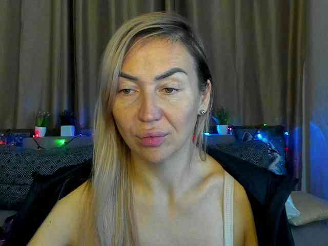 Jullyblondkiss webcam