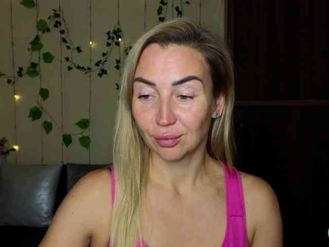 Jullyblondkiss webcam