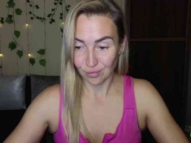 Jullyblondkiss webcam