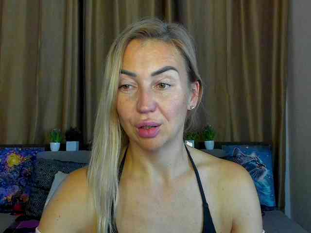 Jullyblondkiss webcam