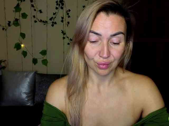 Jullyblondkiss webcam