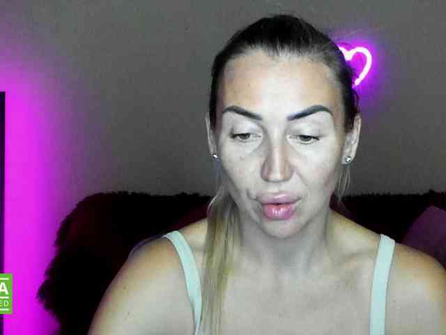 Jullyblondkiss webcam