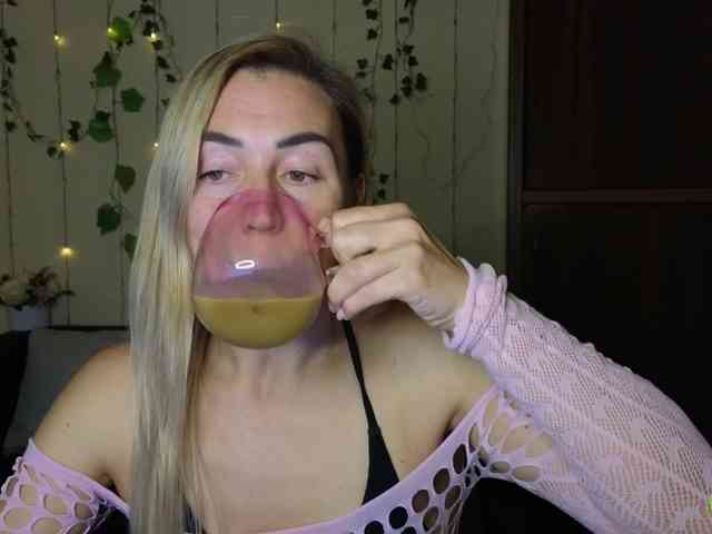 Jullyblondkiss webcam