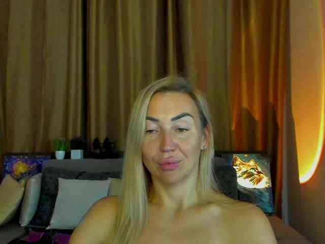Jullyblondkiss webcam