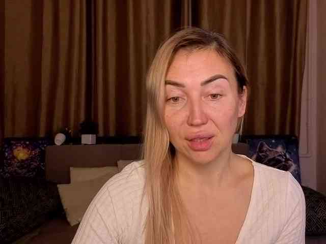 Jullyblondkiss webcam