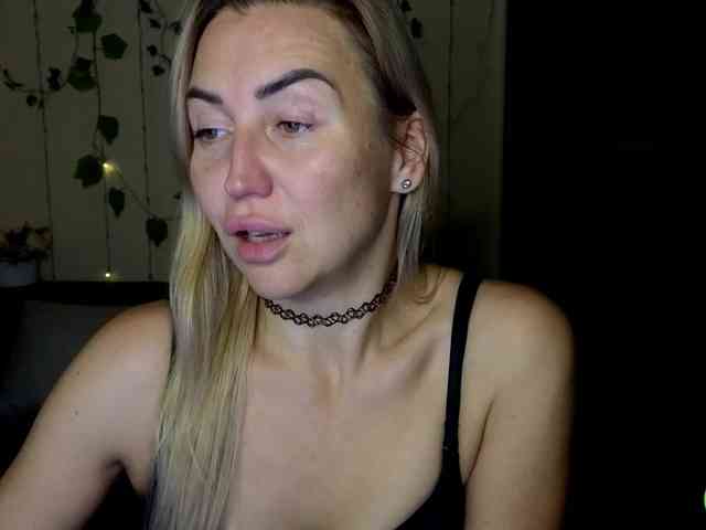 Jullyblondkiss webcam