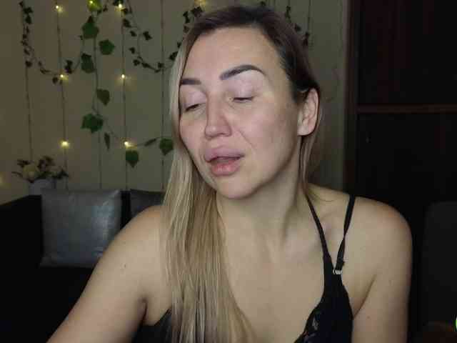 Jullyblondkiss webcam