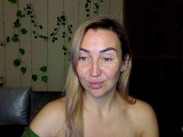 Jullyblondkiss webcam