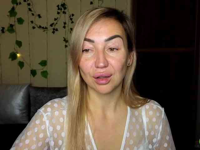 Jullyblondkiss webcam