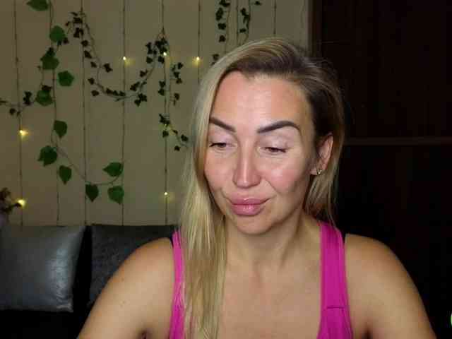 Jullyblondkiss webcam