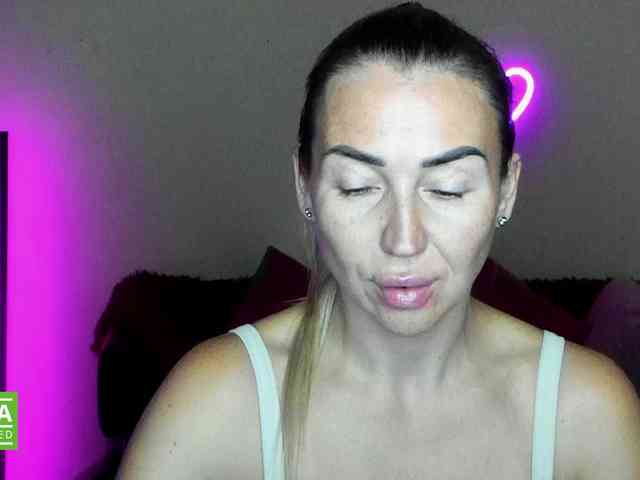 Jullyblondkiss webcam