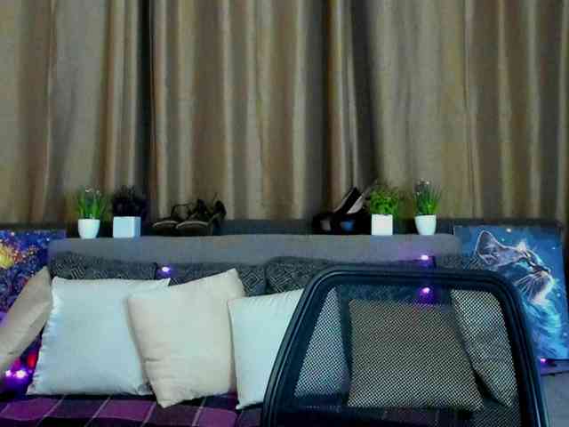Jullyblondkiss webcam