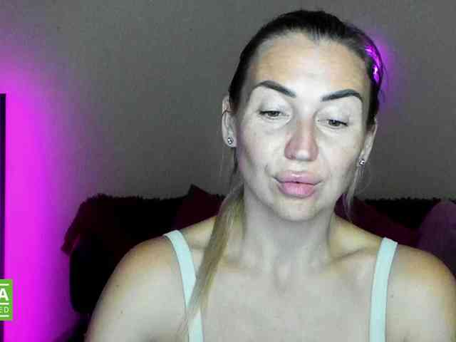 Jullyblondkiss webcam