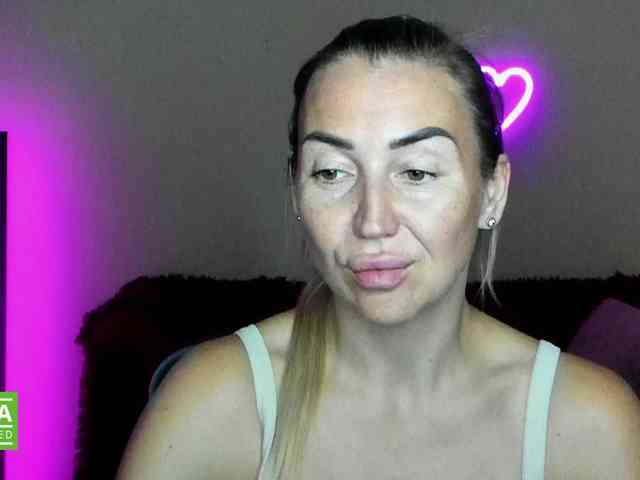 Jullyblondkiss webcam