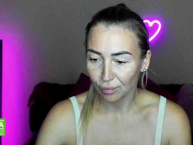 Jullyblondkiss webcam