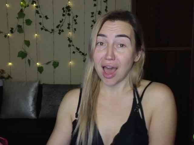 Jullyblondkiss webcam