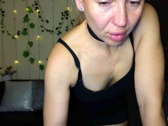 Jullyblondkiss webcam