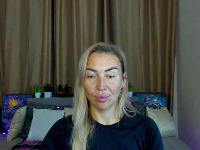 Jullyblondkiss webcam