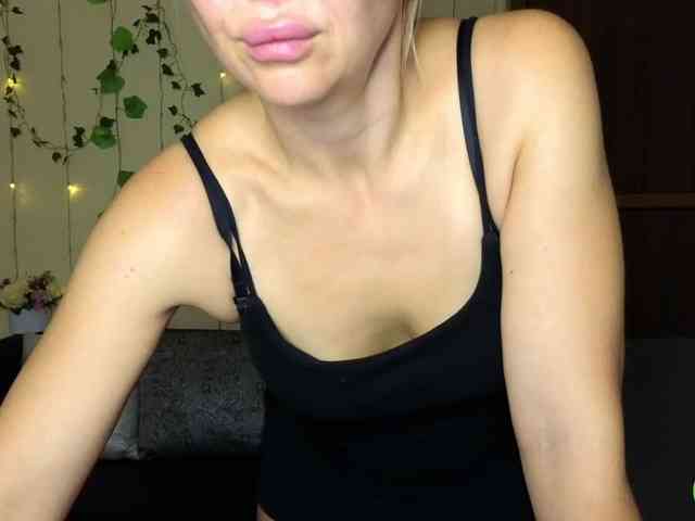 Jullyblondkiss webcam