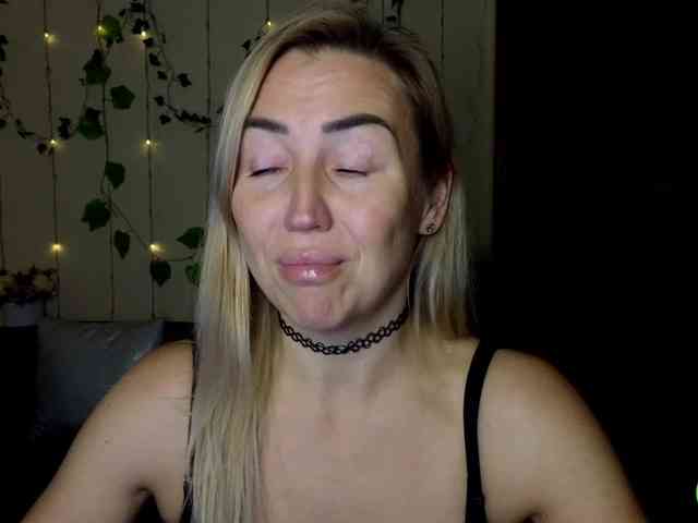Jullyblondkiss webcam