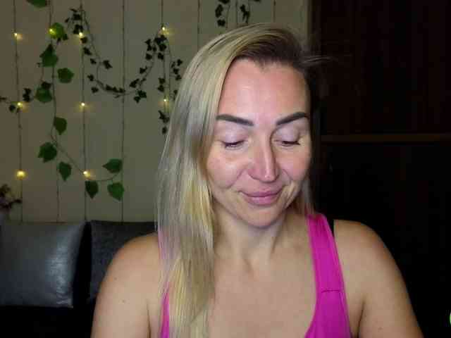 Jullyblondkiss webcam