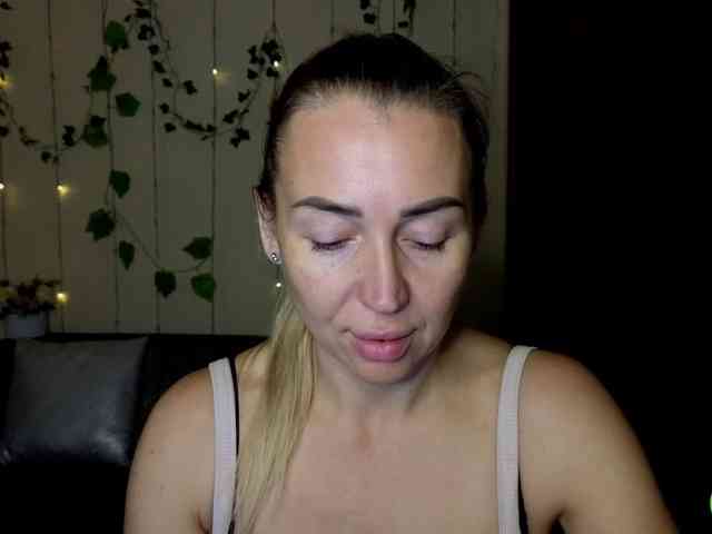 Jullyblondkiss webcam