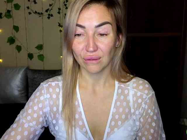 Jullyblondkiss webcam