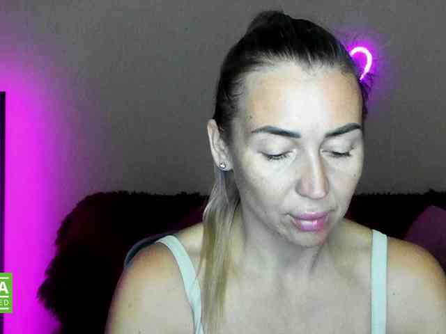 Jullyblondkiss webcam