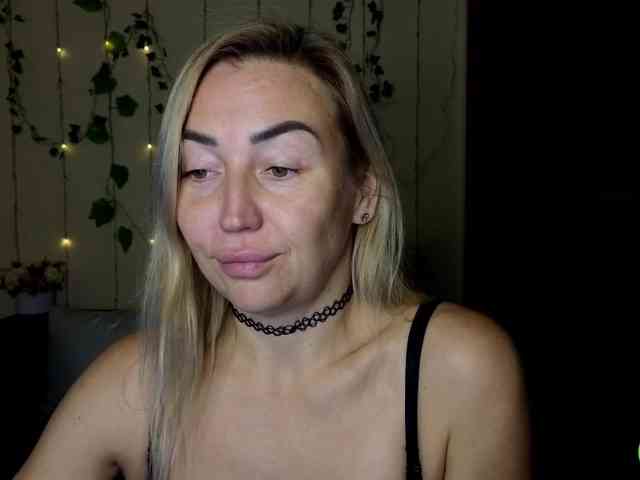 Jullyblondkiss webcam