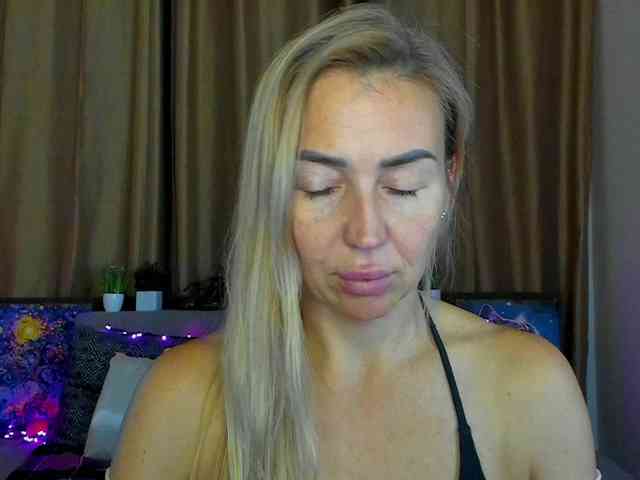 Jullyblondkiss webcam