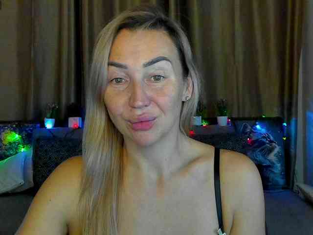 Jullyblondkiss webcam