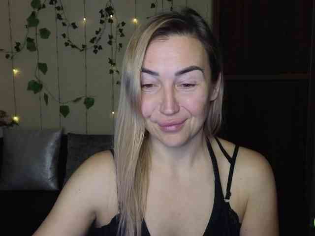 Jullyblondkiss webcam