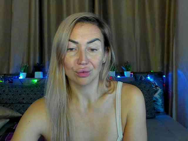 Jullyblondkiss webcam