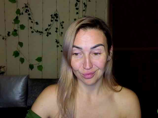 Jullyblondkiss webcam