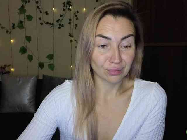 Jullyblondkiss webcam